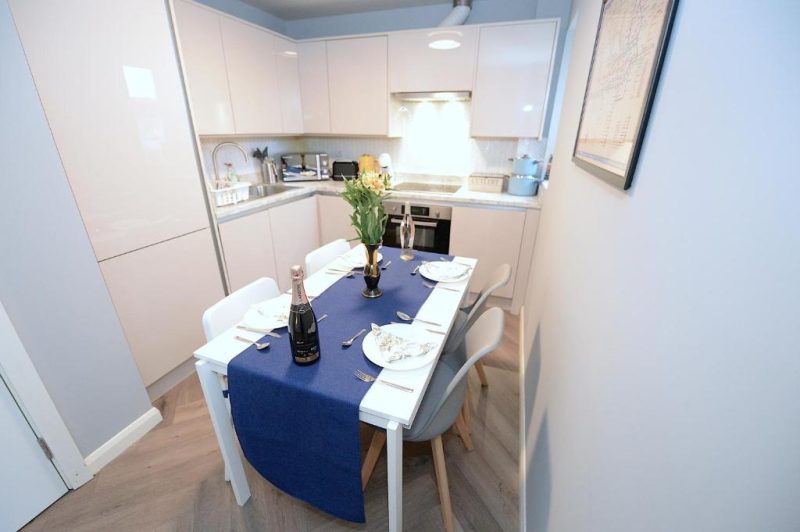 2 BED TERRACED FLAT PICCADILLY LINE