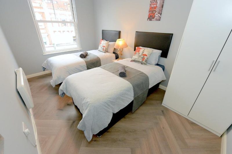 2 BED TERRACED FLAT PICCADILLY LINE